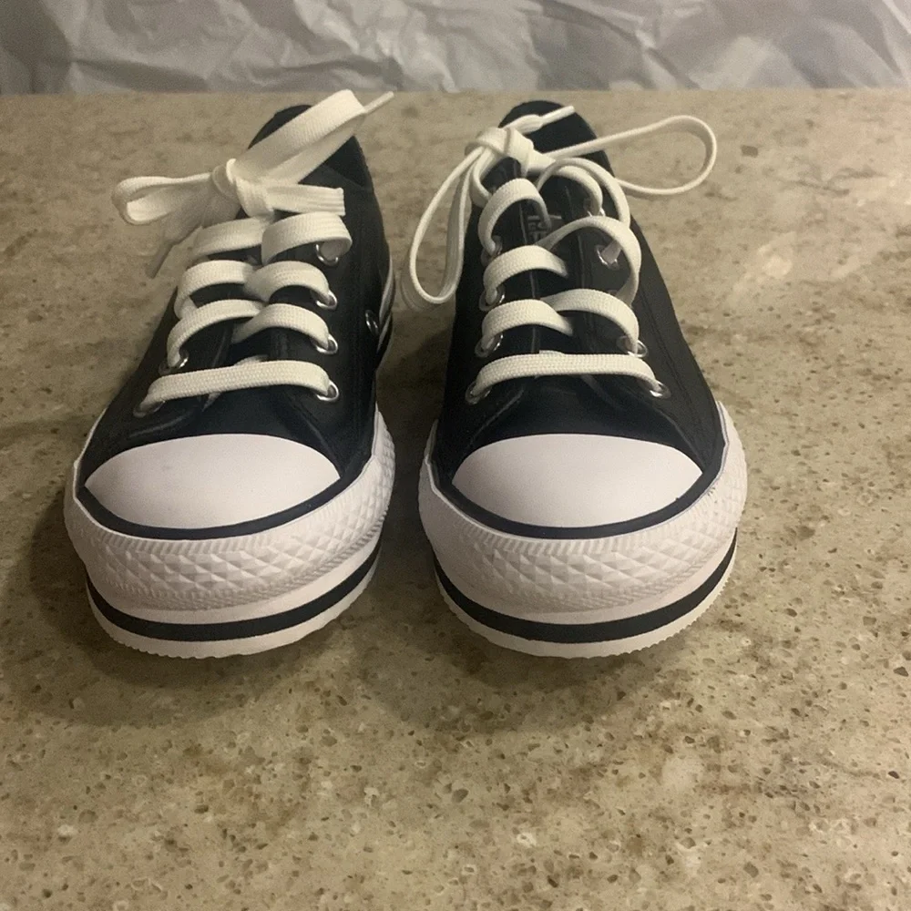 NWOT CONVERSE KIDS CHUCK TAYLOR ALL STAR 4CM LEATHER PLATFORM SNEAKERS SIZE 12